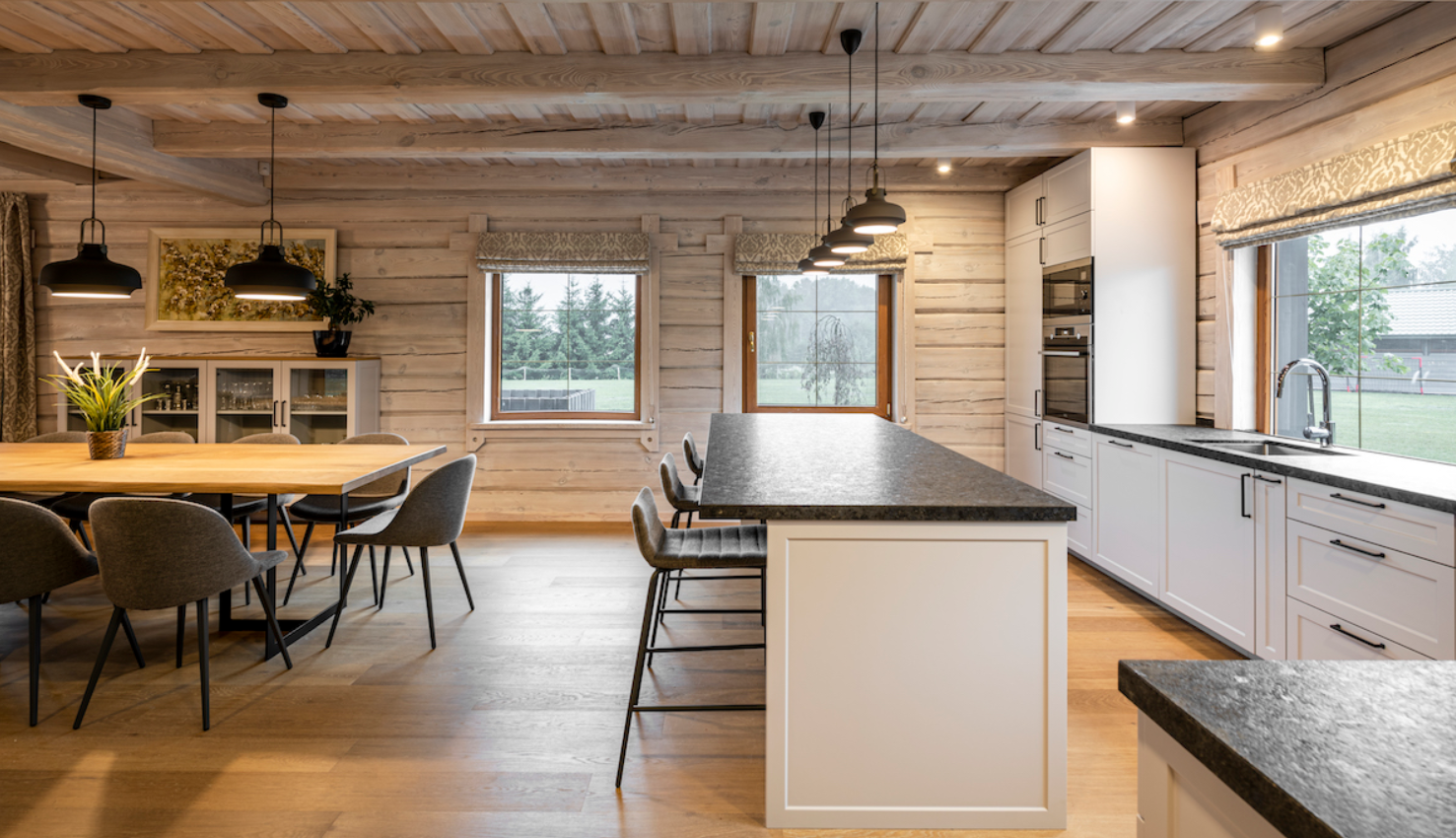 Cuisine en bois avec îlot central